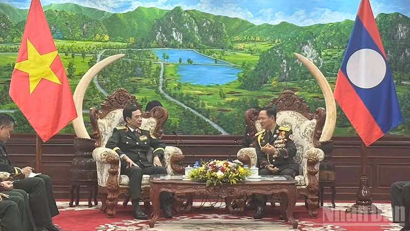 Đại tướng Phan Văn Giang và Thượng tướng Khamliang Outhakaysone. (Ảnh: TRỊNH DŨNG)