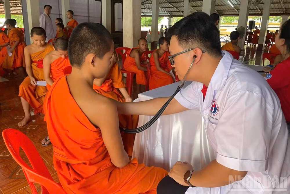 Hoạt động khám bệnh của các bác sĩ trẻ Việt Nam tại Luang Prabang, Lào. Ảnh: Duy Toàn