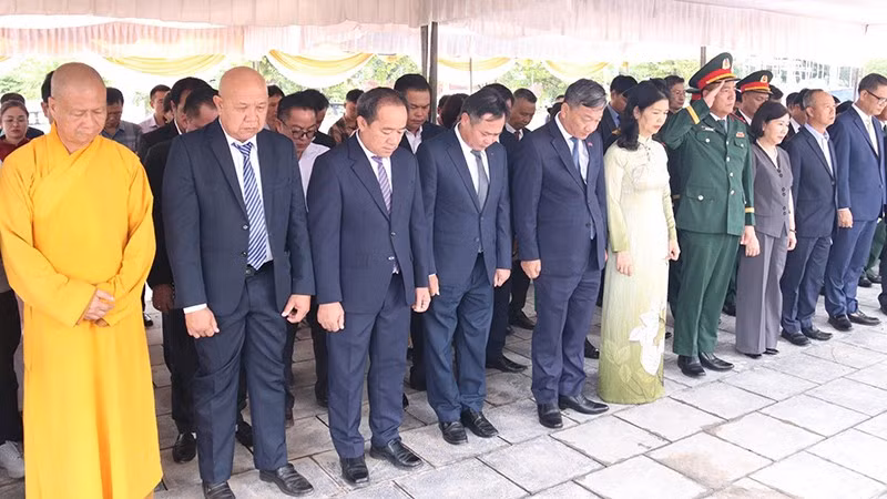 Các đại biểu dành 1 phút mặc niệm tưởng nhớ các Anh hùng liệt sĩ. (Ảnh: DUY TOÀN)