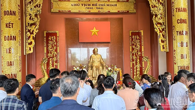 Đảng ủy, cộng đồng người Việt Nam tại Lào dâng hương tại Khu lưu niệm Chủ tịch Hồ Chí Minh ở bản Xiengvang, huyện Nongbok, tỉnh Khammouane, Lào. (Ảnh: TRỊNH DŨNG)