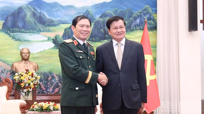 Đại tướng Nguyễn Tân Cương chào xã giao Tổng Bí thư, Chủ tịch nước Lào Thongloun Sisoulith. (Ảnh: DUY TOÀN)