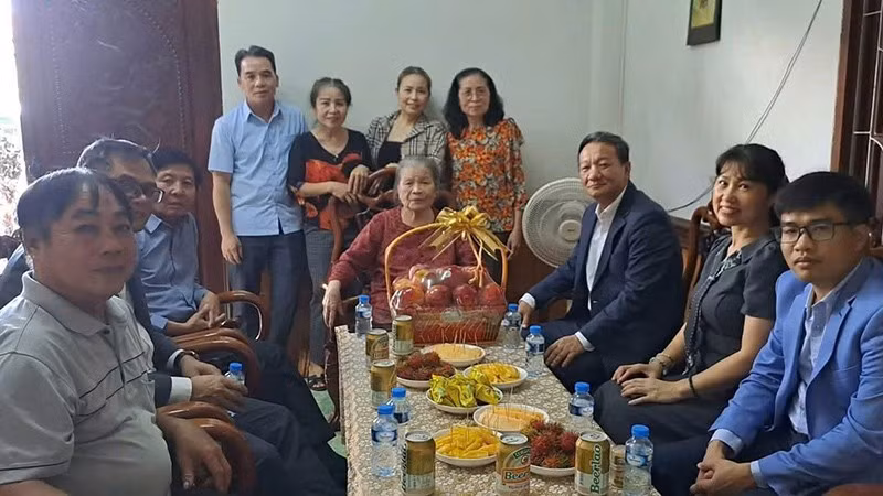 Đại sứ Việt Nam tại Lào Nguyễn Minh Tâm thăm một số gia đình có công với cách mạng hai nước Việt Nam và Lào. (Ảnh: Cộng tác viên)