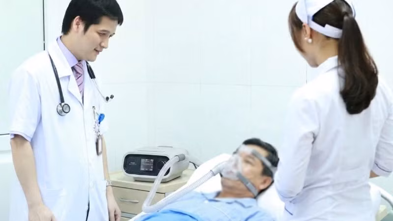 PGS,TS, bác sĩ Lê Hoàn thăm khám cho bệnh nhân nhập viện vì đợt cấp của bệnh phổi tắc nghẽn mạn tính do ảnh hưởng của thời tiết nắng nóng.