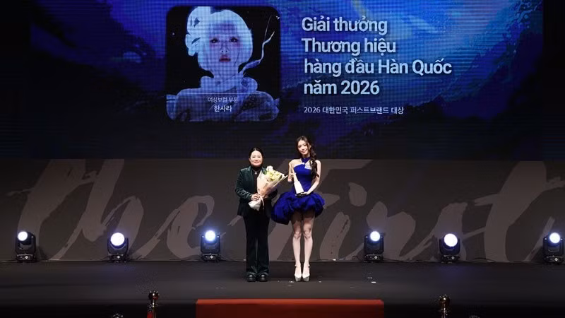 "Em xinh" Han Sara với giải thưởng Korea First Brand Award 2026.