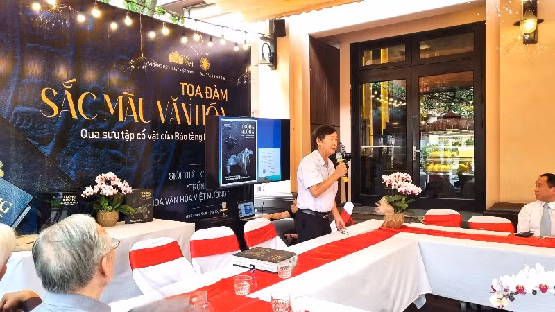 GS,TS Trịnh Sinh trong cuộc tọa đàm "Sắc màu văn hóa" diễn ra tại Bảo tàng Mỹ thuật Việt Nam.