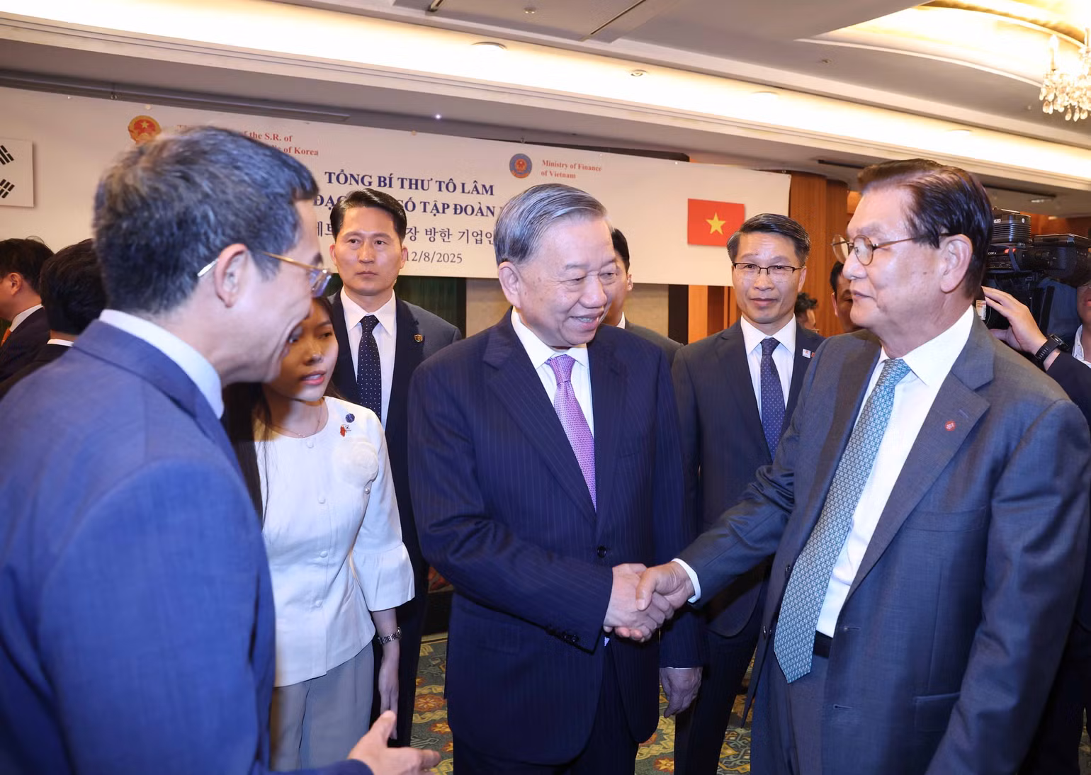 vna-potal-tong-bi-thu-to-lam-gap-go-lanh-dao-mot-so-tap-doan-lon-cua-han-quoc-8205624.jpg