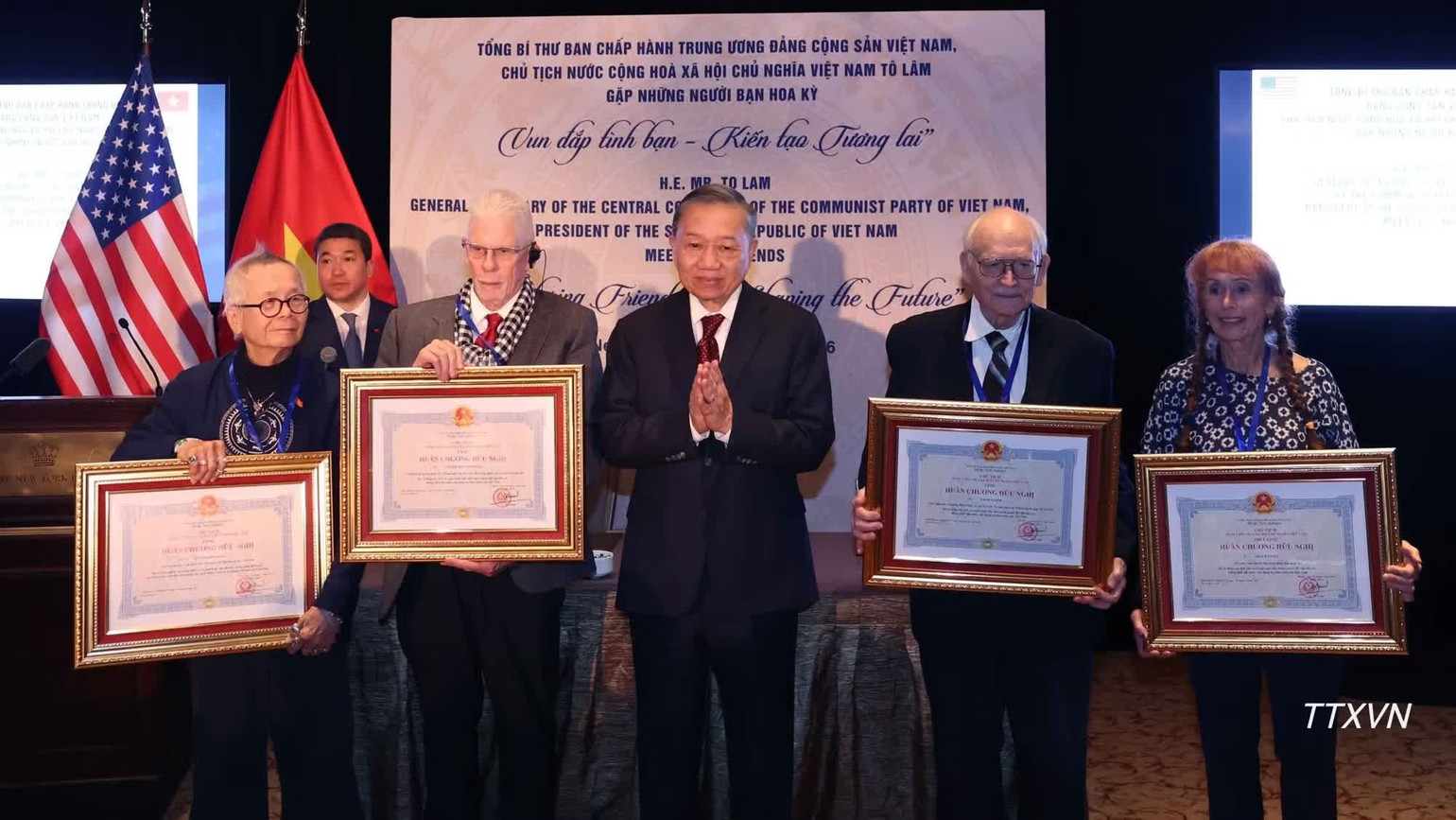 Tổng B&iacute; thư, Chủ tịch nước T&ocirc; L&acirc;m trao, truy tặng Hu&acirc;n chương Hữu nghị cho những người bạn Hoa Kỳ. (Ảnh: TTXVN)