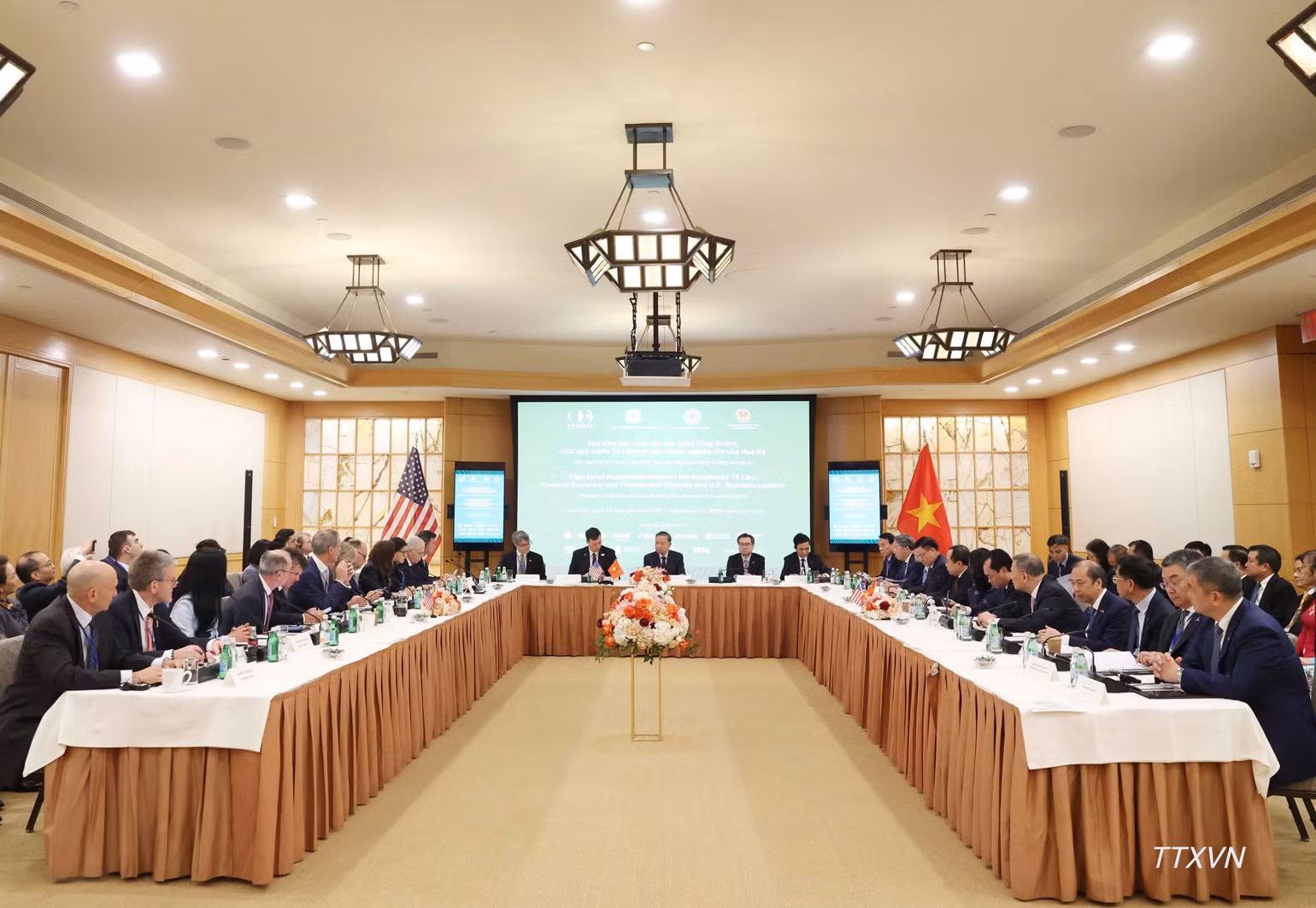 vna-potal-tong-bi-thu-chu-tich-nuoc-to-lam-du-toa-dam-ban-tron-cap-cao-voi-cac-doanh-nghiep-lon-cua-hoa-ky-4877.jpg