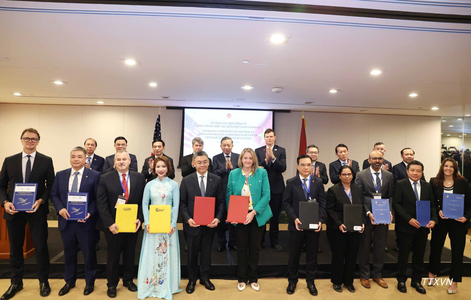 Tổng B&iacute; thư, Chủ tịch nước T&ocirc; L&acirc;m chứng kiến lễ trao c&aacute;c hợp đồng, thỏa thuận hợp t&aacute;c giữa doanh nghiệp Việt Nam v&agrave; Hoa Kỳ. (Ảnh: TTXVN)
