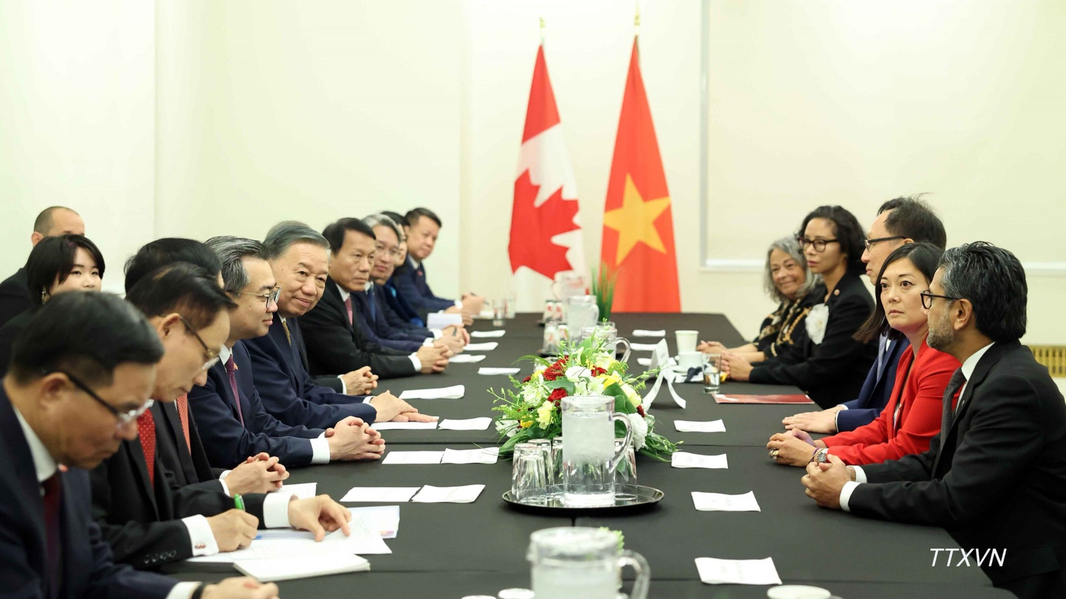 Tổng Bí thư, Chủ tịch nước Tô Lâm tiếp Nhóm Nghị sĩ hữu nghị Canada-Việt Nam. (Ảnh: TTXVN)