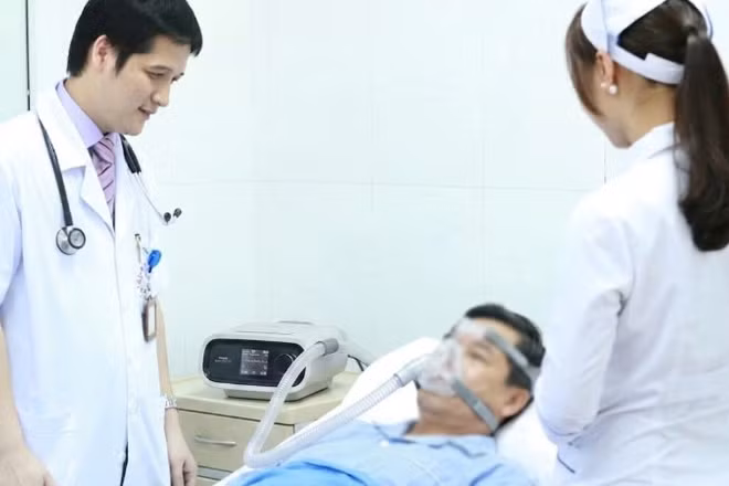 PGS,TS, bác sĩ Lê Hoàn thăm khám cho bệnh nhân nhập viện vì đợt cấp của bệnh phổi tắc nghẽn mạn tính do ảnh hưởng của thời tiết nắng nóng.