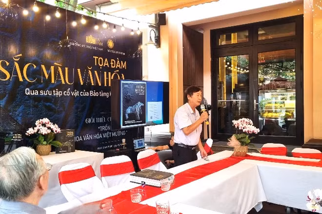 GS,TS Trịnh Sinh trong cuộc tọa đàm "Sắc màu văn hóa" diễn ra tại Bảo tàng Mỹ thuật Việt Nam.