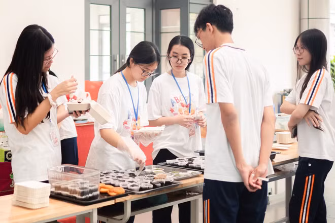 Không khí bán bánh nhộn nhịp lan tỏa khắp khuôn viên Trường THPT Chuyên Hà Nội-Amsterdam, thu hút đông đảo học sinh tham gia.
