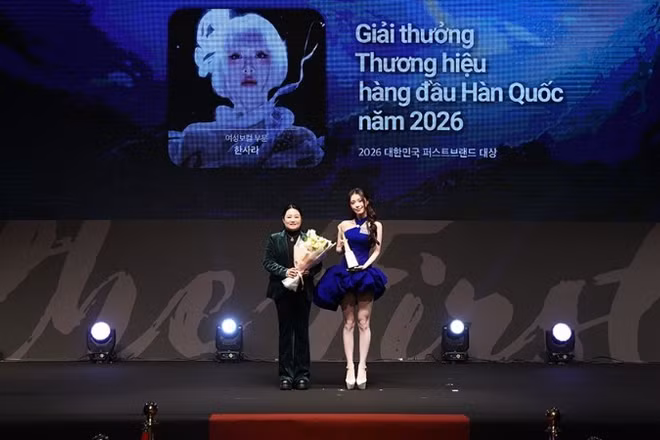 "Em xinh" Han Sara với giải thưởng Korea First Brand Award 2026.