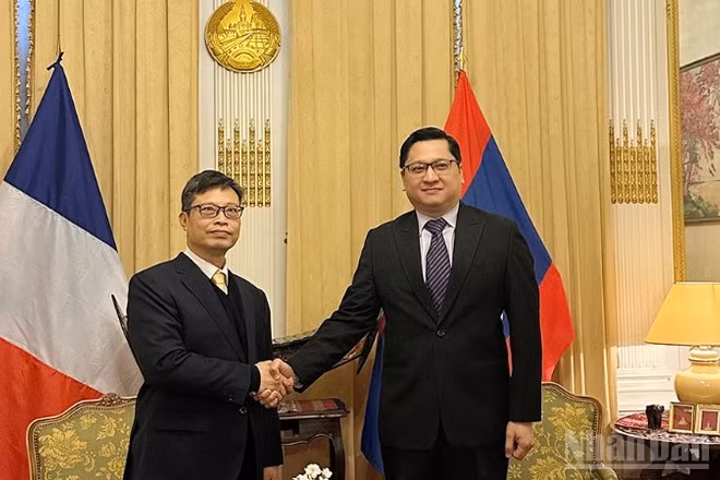 Đại sứ Trịnh Đức Hải và Đại sứ Kalamoungkhoune Souphanouvong nhất trí tiếp tục phát huy truyền thống phối hợp chặt chẽ giữa hai Cơ quan đại diện Việt Nam và Lào tại Paris.
