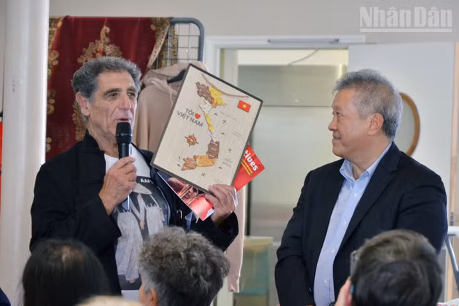 Ông Gilbert Tenèze, Chủ tịch AAVF tại tỉnh Eure-et-Loir, chia sẻ về tình đoàn kết và hữu nghị với Việt Nam. 