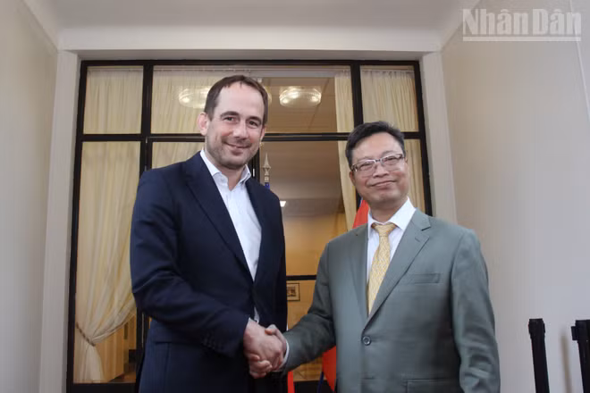 Ngày 19/5/2026, Đại sứ Việt Nam tại Pháp Trịnh Đức Hải có cuộc làm việc với Thị trưởng thành phố Montreuil Patrice Bessac để trao đổi về việc tăng cường tình đoàn kết và hợp tác, trong đó có nỗ lực chung nhằm gìn giữ, phát huy những dấu ấn và giá trị to lớn của Chủ tịch Hồ Chí Minh trong suốt quá trình hoạt động cách mạng tại Pháp.