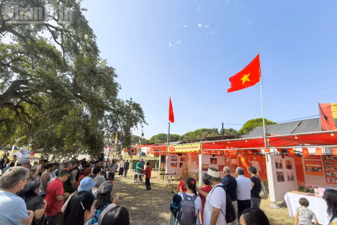 Gian trưng bày về Chủ tịch Hồ Chí Minh và đất nước Việt Nam trong kỷ nguyên phát triển mới tại Hội báo Avante 2026. (Ảnh: KHẢI HOÀN)