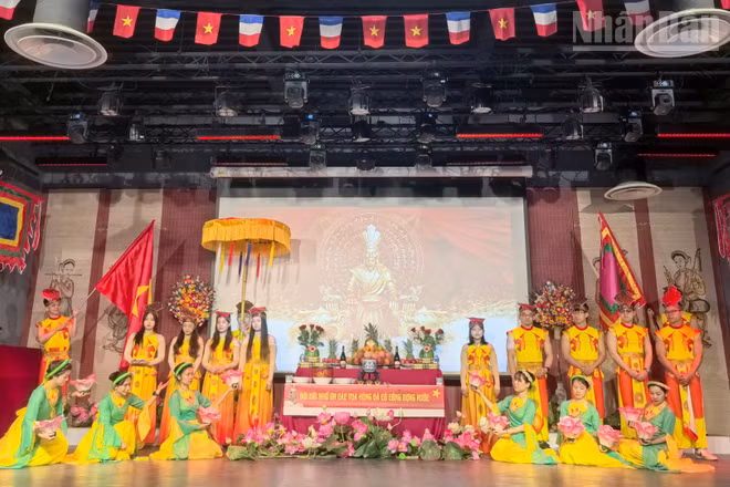 Các thế hệ người Việt tại Pháp cùng hướng về Đền Hùng với tấm lòng thành kính để tưởng nhớ, tri ân công đức của các Vua Hùng, các bậc tiền nhân đã có công dựng nước và giữ nước.