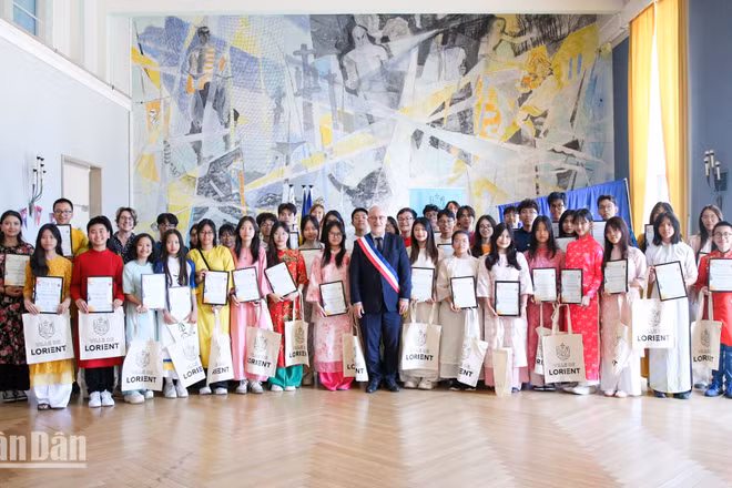 Ông Fabrice Loher, Thị trưởng thành phố Lorient, chúc mừng các thành viên dự án Toucher Arts đã tổ chức thành công Festival Vietnam tại Lorient.