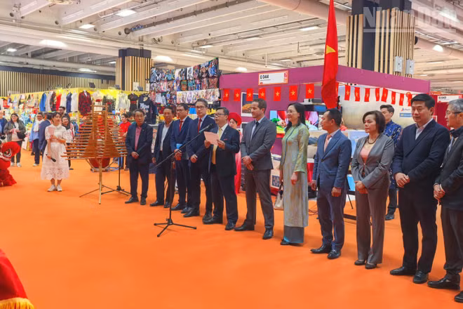 Đại sứ đặc mệnh toàn quyền Việt Nam tại Pháp Trịnh Đức Hải phát biểu khai mạc Không gian Văn hóa Việt Nam, nổi bật với các sản phẩm truyền thống tại Khu vực triển lãm châu Á. 