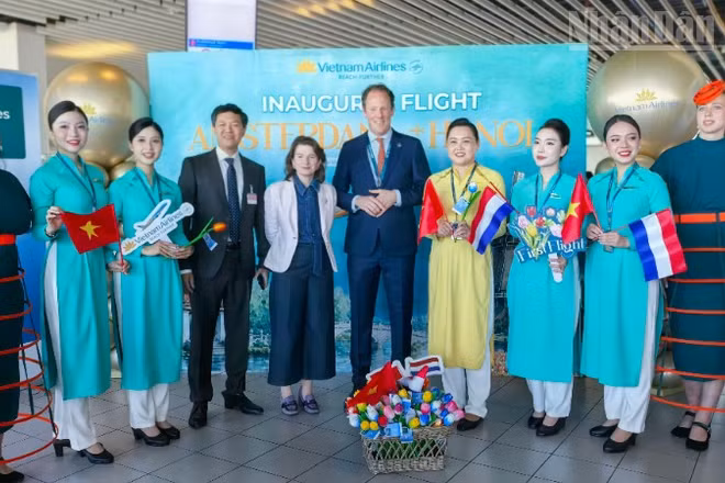 Lễ khai trương đường bay trực tiếp tới Hà Nội được tổ chức ở Sân bay Amsterdam Schiphol.