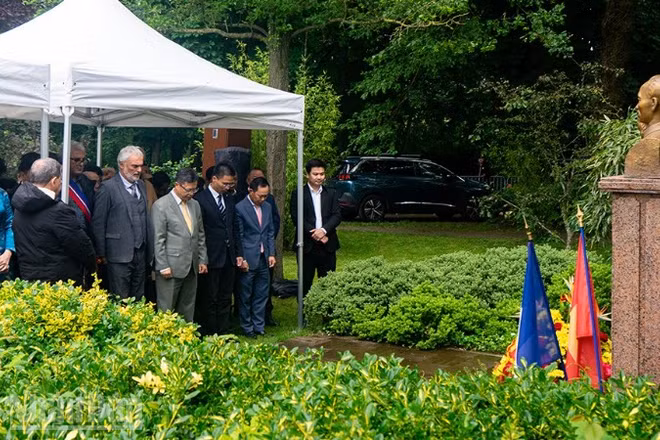 Kỷ niệm trọng thể 136 năm Ngày sinh Chủ tịch Hồ Chí Minh tại Công viên Montreau ở thành phố Montreuil, Cộng hòa Pháp.