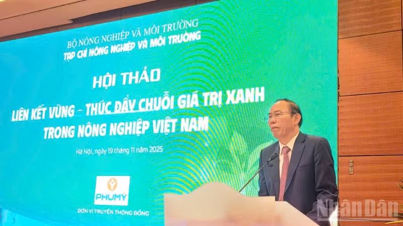 Thứ trưởng Nông nghiệp và Môi trường Phùng Đức Tiến phát biểu chỉ đạo hội nghị.