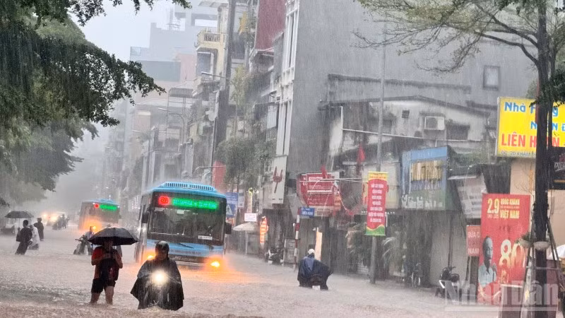 Mưa gây ngập lụt diện rộng tại nhiều tuyến phố ở Hà Nội, sáng 30/9/2025.