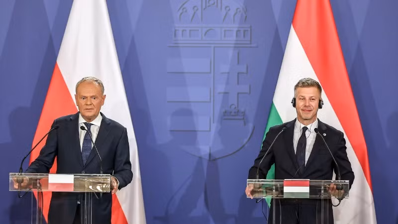 Thủ tướng Ba Lan Donald Tusk (trái) và Thủ tướng Hungary Peter Magyar tại cuộc họp báo sau hội nghị ở Godollo, Hungary ngày 23/6/2026. (Ảnh: THX/TTXVN)