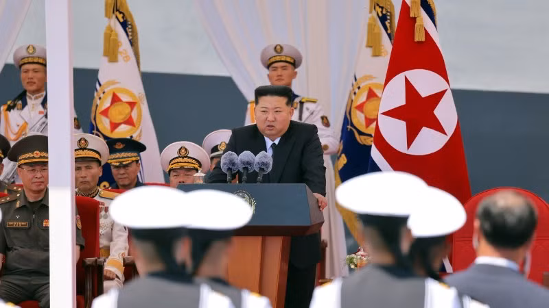 Nhà lãnh đạo Triều Tiên Kim Jong Un phát biểu tại lễ bàn giao tàu khu trục Choe Hyon ở thành phố cảng Nampho, Triều Tiên, ngày 23/6/2026. (Ảnh: YONHAP/TTXVN)