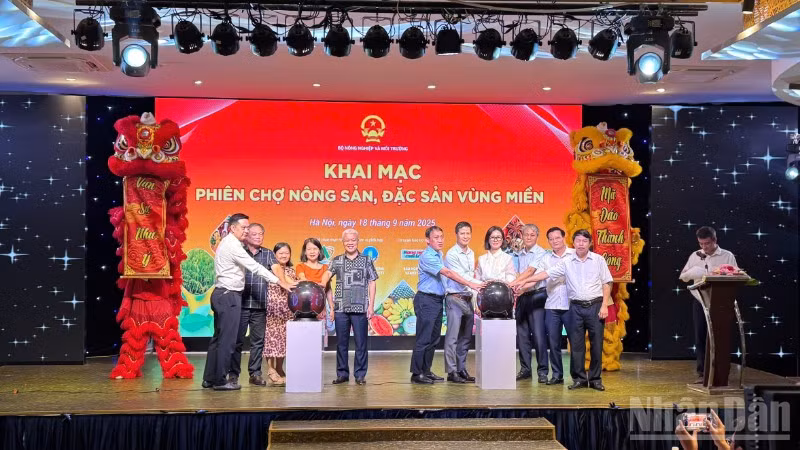 Các đại biểu ấn nút khai mạc khai mạc Phiên chợ nông sản, đặc sản vùng miền năm 2025.
