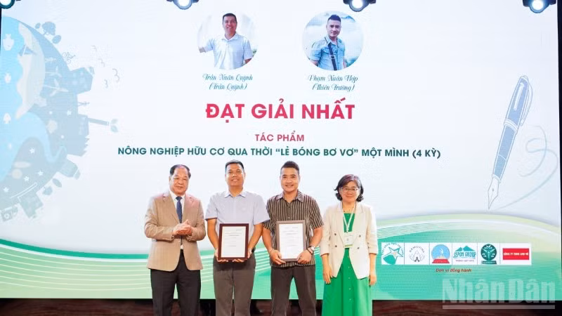 Giải Nhất thuộc về nhóm tác giả Trần Xuân Quỳnh-Phạm Xuân Hợp với tác phẩm “Nông nghiệp hữu cơ qua thời ‘lẻ bóng bơ vơ’ một mình”.