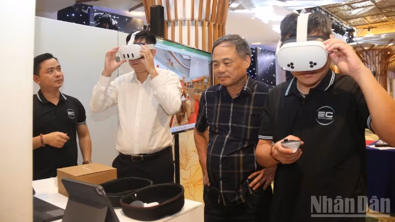 Bên lề diễn đàn, các đại biểu đã tham quan khu trưng bày, trải nghiệm không gian thực tế ảo với nhiều sản phẩm nông nghiệp, đặc sản vùng miền.