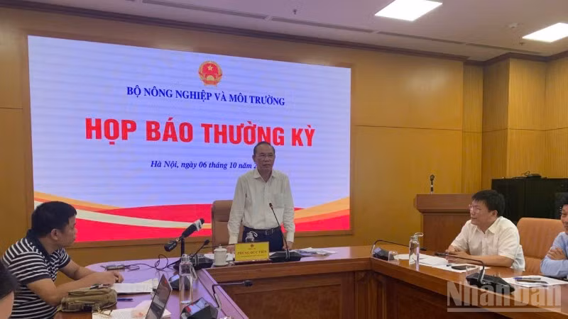 Thứ trưởng Phùng Đức Tiến chủ trì họp báo thường kỳ tháng 9 ngành nông nghiệp và môi trường ngày 6/10.