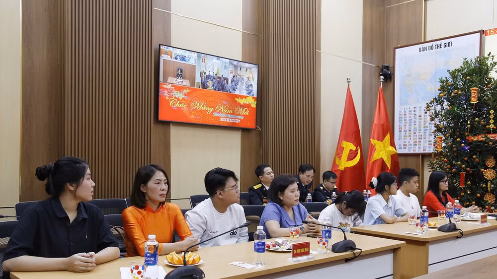 5-nguoi-than-quan-nhan-cac-tram-ra-da-va-cac-tau-dang-thuc-hien-nhiem-vu-tren-bien-tham-gia-giao-luu-chuc-tet-truc-tuyen-1285.jpg