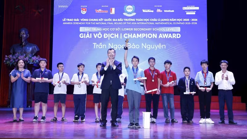Ban tổ chức trao giải cho học sinh đạt giải Vô địch. 