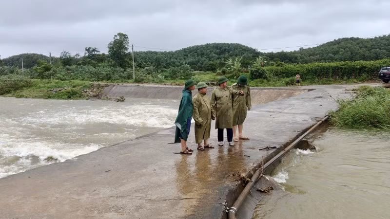Lãnh đạo xã Quảng Tân (Quảng Ninh) kiểm tra việc bảo đảm an toàn các vị trí ngầm tràn trên địa bàn xã. (Ảnh: Baoquangninh.vn)