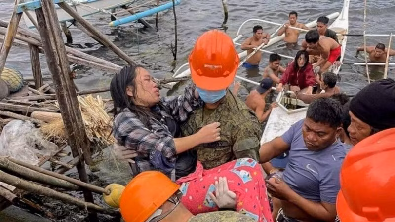 Các binh sĩ hỗ trợ người dân di chuyển khi bão Bualoi đổ bộ vào tỉnh Samar, Philippines ngày 26/9/2025. Ảnh: THX/TTXVN) 