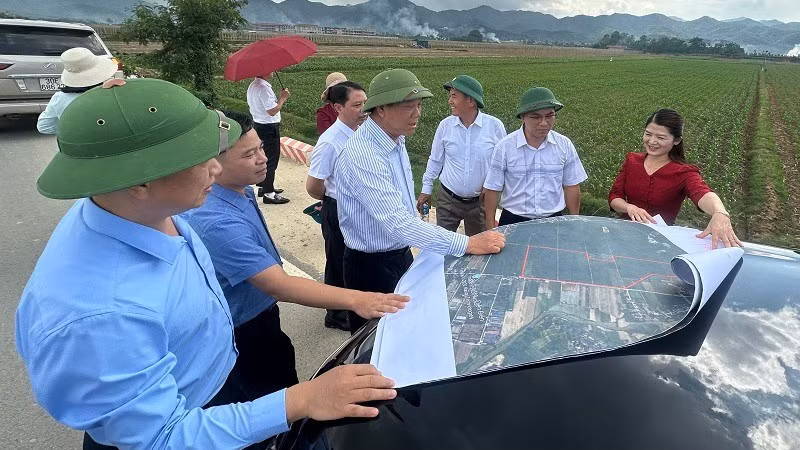 Lãnh đạo Hiệp hội Doanh nghiệp tỉnh Điện Biên và các doanh nghiệp khảo sát thực địa khu đất xã Thanh Yên kêu gọi đầu tư cụm công nghiệp Thanh Yên.