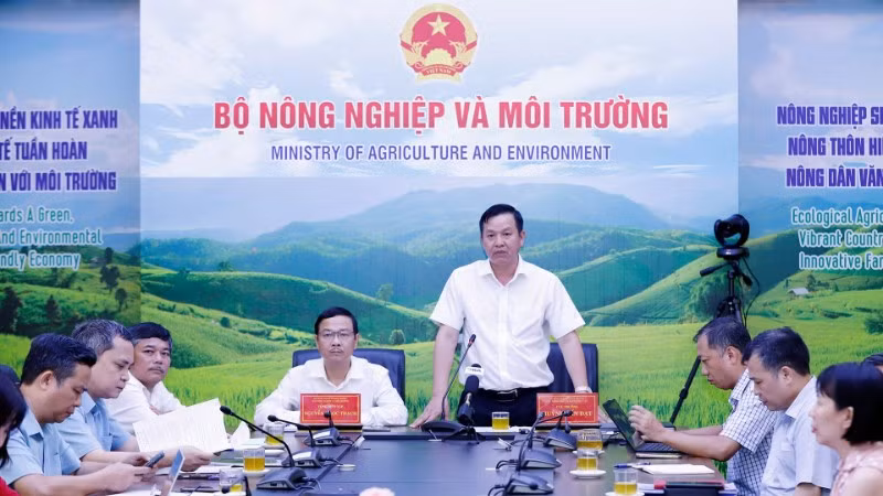 Cục trưởng Cục Trồng trọt và Bảo vệ thực vật Huỳnh Tấn Đạt (đứng) và Tổng Biên tập Báo Nông nghiệp và Môi trường Nguyễn Ngọc Thạch đồng chủ trì hội nghị.