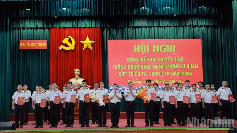 ndo_br_thu-truong-bo-tu-lenh-vung-3-hai-quan-trao-quyet-dinh-va-tang-hoa-chuc-mung-cac-dong-chi-3159.jpg