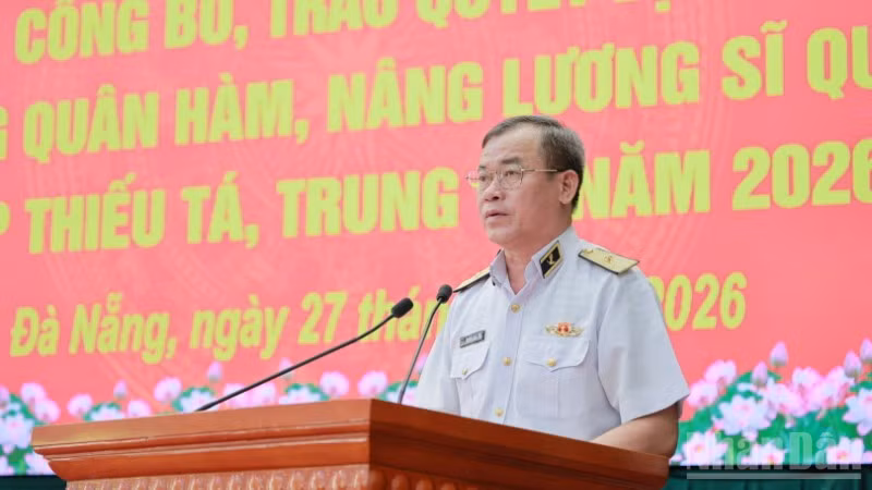 Đồng chí Chuẩn Đô đốc Nguyễn Đăng Tiến, Chính uỷ Vùng 3 Hải quân phát biểu chúc mừng tại Hội nghị. (Ảnh: DUY TRUNG)