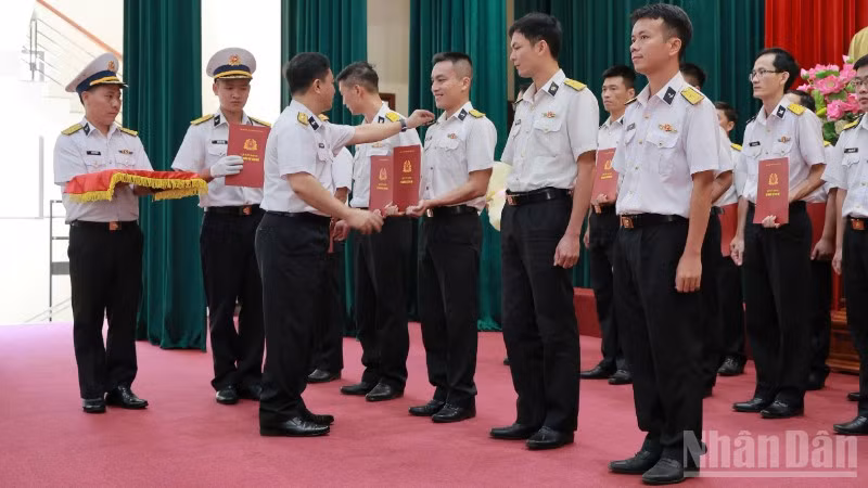 ndo_br_dai-ta-pham-anh-tuan-tu-lenh-vung-3-hai-quan-trao-quyet-dinh-va-chuc-mung-can-bo-duoc-thang-quan-ham-nam-2026-47.jpg