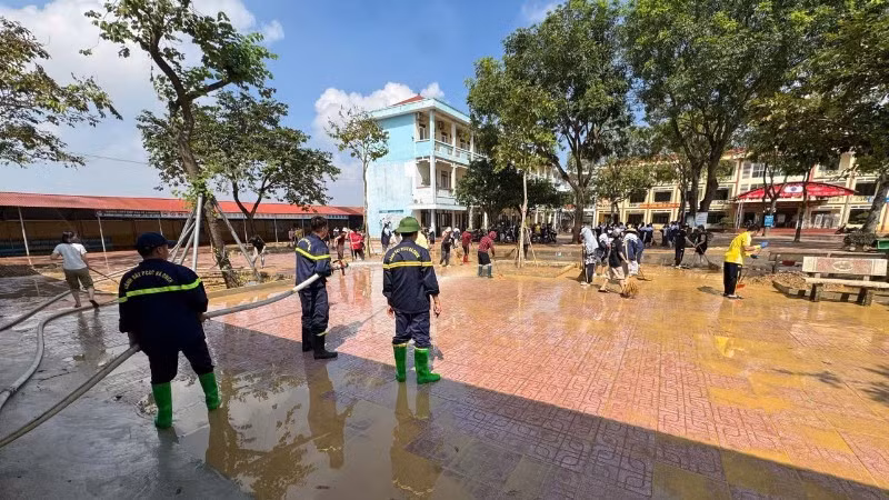 Nước rút, các lực lượng và người dân nhanh chóng dọn dẹp trường lớp để học sinh sớm trở lại trường.