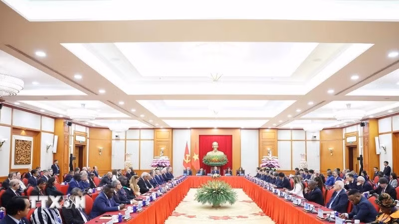 Tổng Bí thư Tô Lâm tiếp Trưởng đoàn các nước tham dự Lễ mở ký Công ước Liên hợp quốc về chống tội phạm mạng. (Ảnh: TTXVN)
