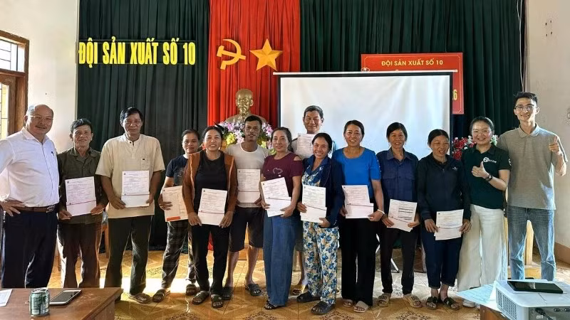 Các hộ nông dân tại các xã Chư Prông và Ia Hrung (tỉnh Gia Lai) nhận chi trả quyền lợi gói bảo hiểm mưa trái mùa. 