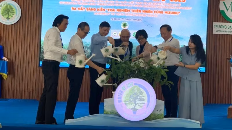 Các đại biểu tham gia nghi lễ khởi động Chương trình “Water of Life: Bảo tồn nguồn nước - Vì một Việt Nam xanh”. 