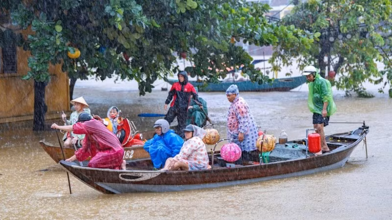 Các lực lượng chức năng căng mình ứng cứu người dân vùng ngập lụt ở Hội An. (Ảnh: TÙNG LÂM)