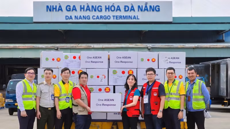 Cục Quản lý đê điều và Phòng, chống thiên tai (Bộ Nông nghiệp và Môi trường) tiếp nhận hàng viện trợ khẩn cấp của Trung tâm Điều phối ASEAN về hỗ trợ nhân đạo trong quản lý thiên tai (Trung tâm AHA) dành cho người dân thành phố Đà Nẵng.